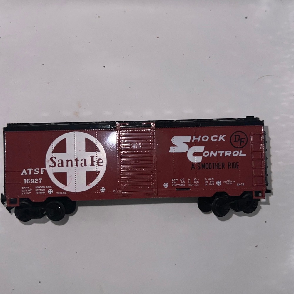 Life-Like HO‎ Scale Santa Fe ATSF 16927 Shock Control Boxcar Tuscan Red Train